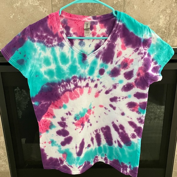 Gildan cotton women’s v neck custom tie dyed cotton t-shirt in various sizes - Picture 1 of 5